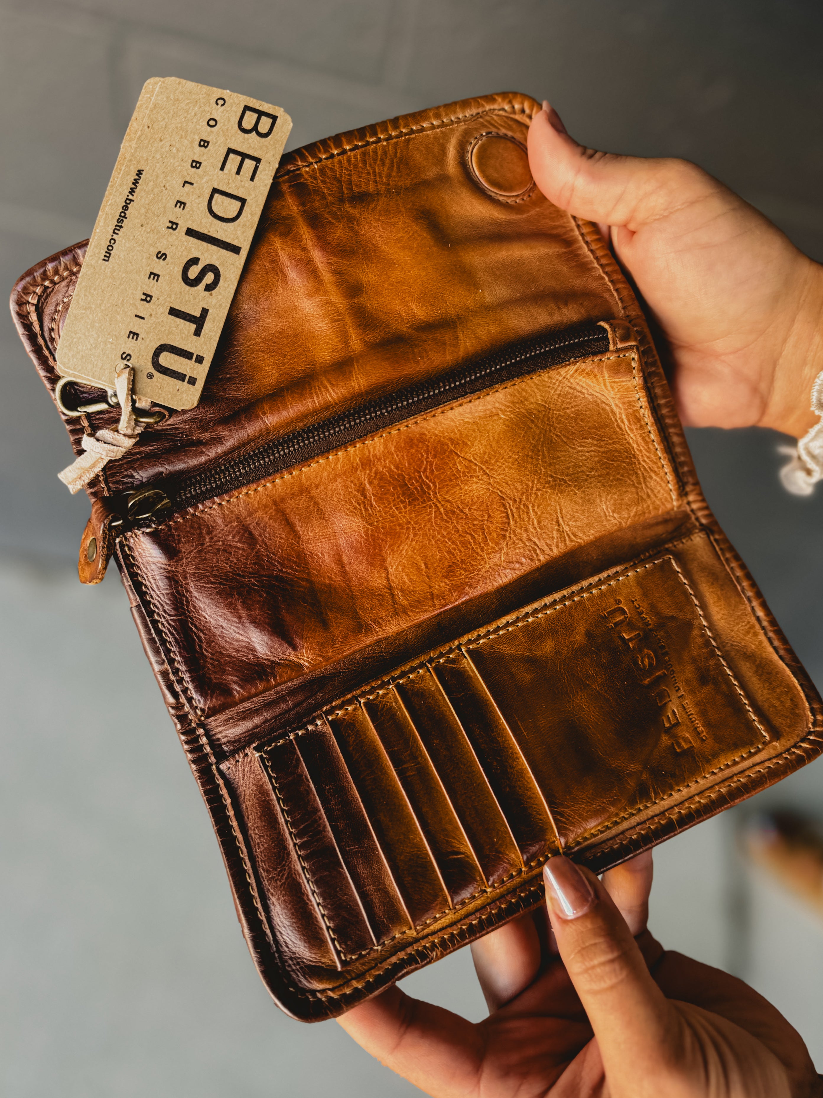 Bedstu wallet with card storage, magnet closure, and an inside compartment.