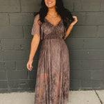 Floral lace maxi dress with short sleeves and a v-neckline in the color Midnight.