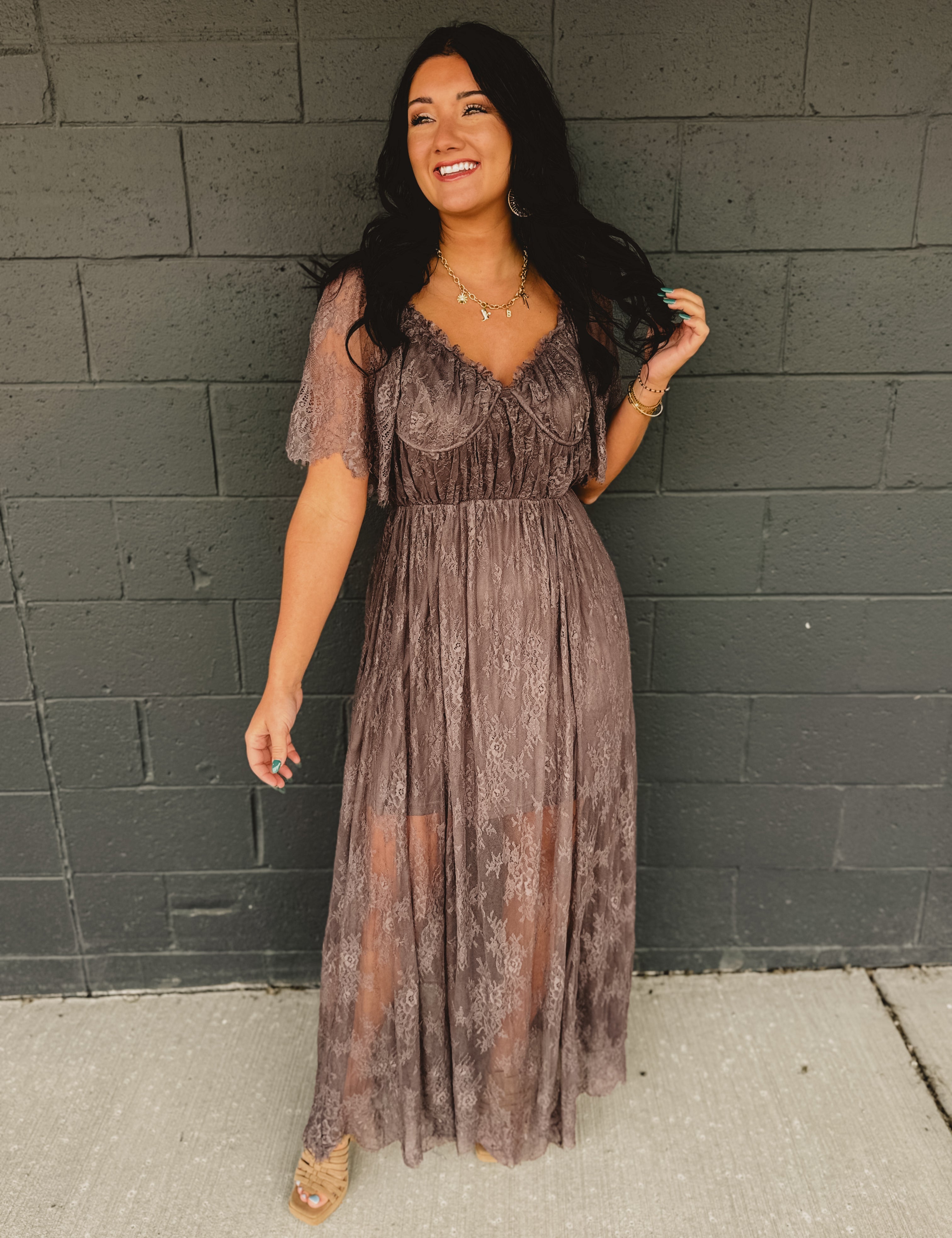 Floral lace maxi dress with short sleeves and a v-neckline in the color Midnight.