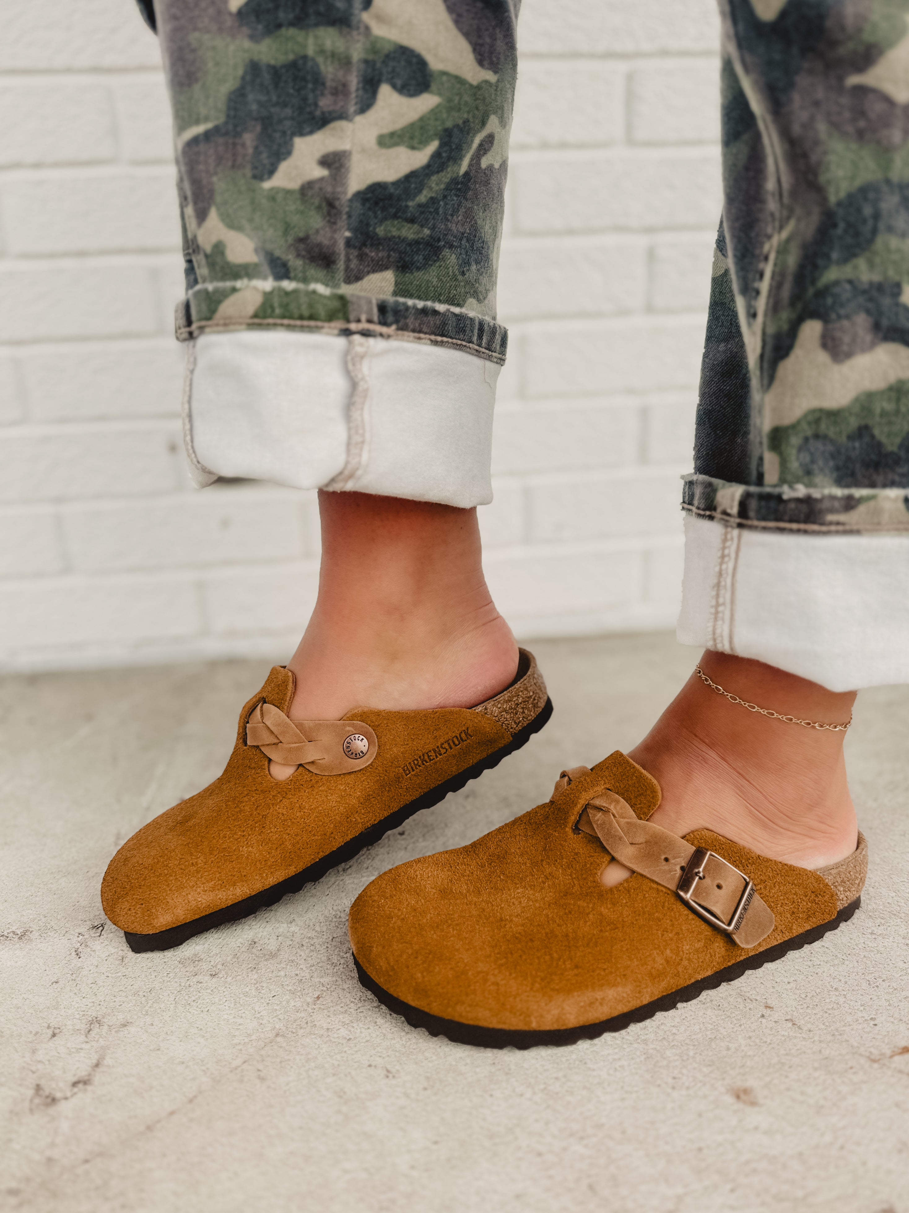 birkenstock boston suede tobacco brown Big Buckle Oiled Leather in Color which is modelled on the natural footprint of a foot in sand Birkenstock Boston Soft Footbed Oiled