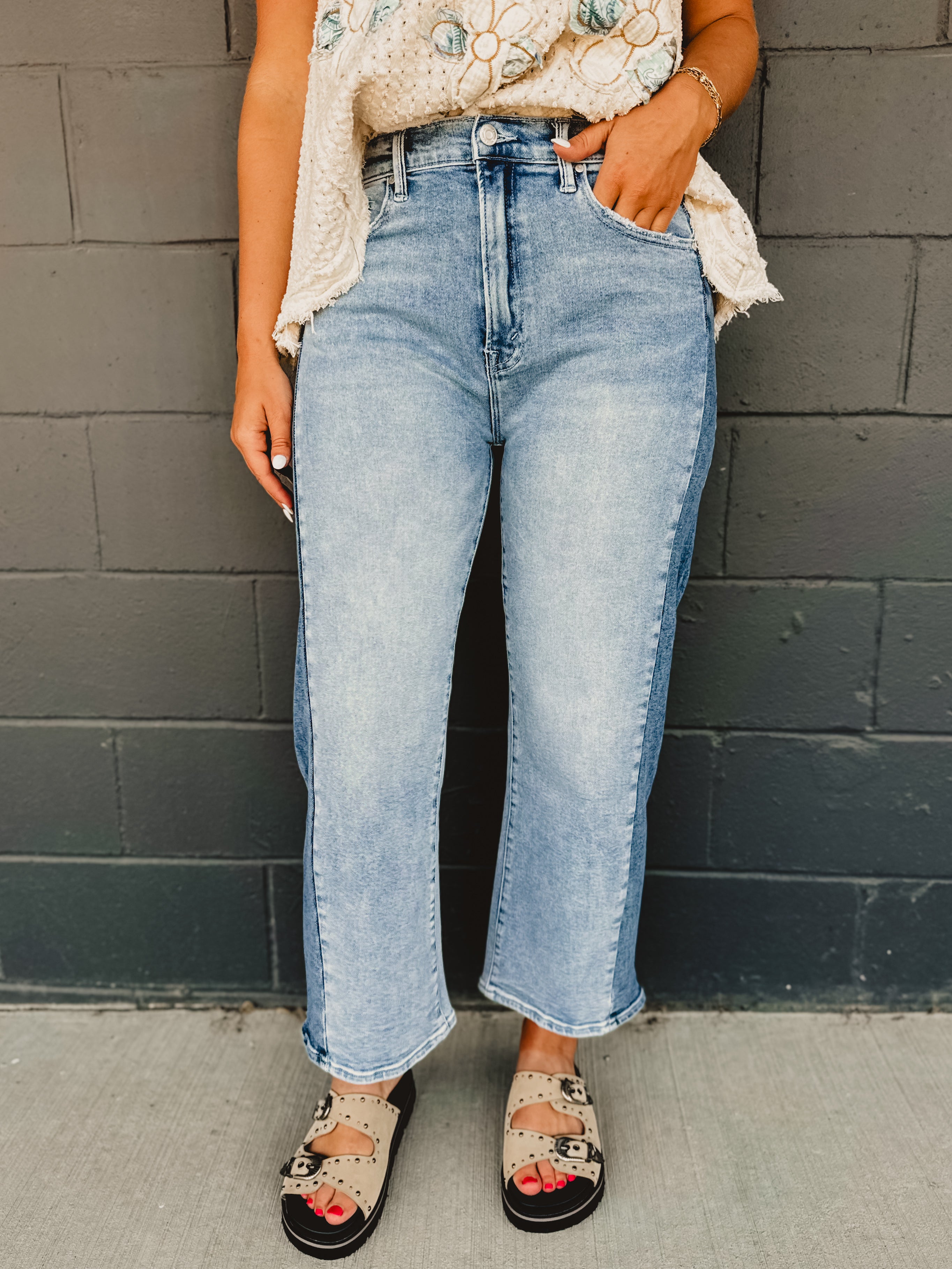 Two tone cropped carrel jeans with zip-up closure and stretch material.