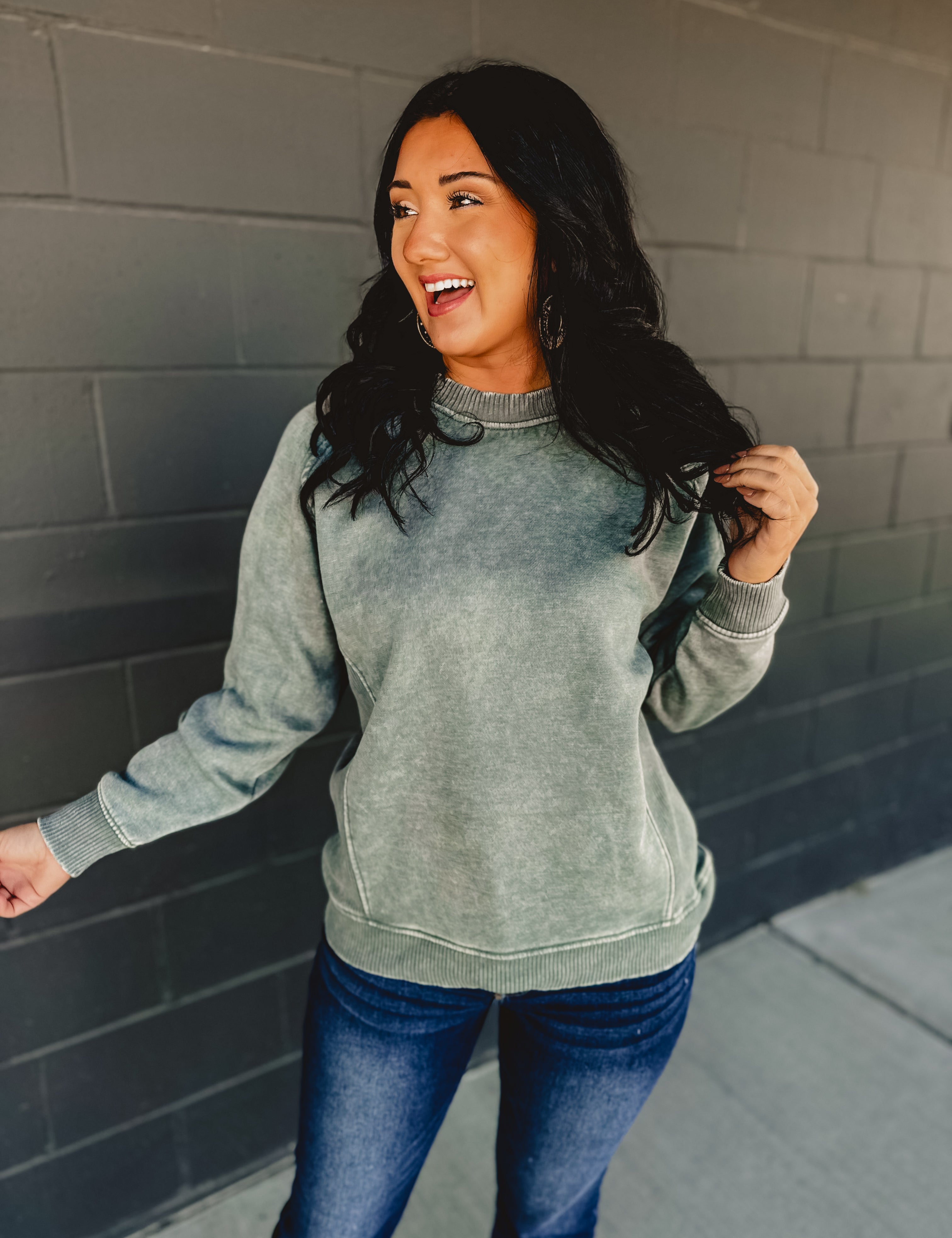 Acid washed long sleeve crew neckline sweatshirt in ash jade.