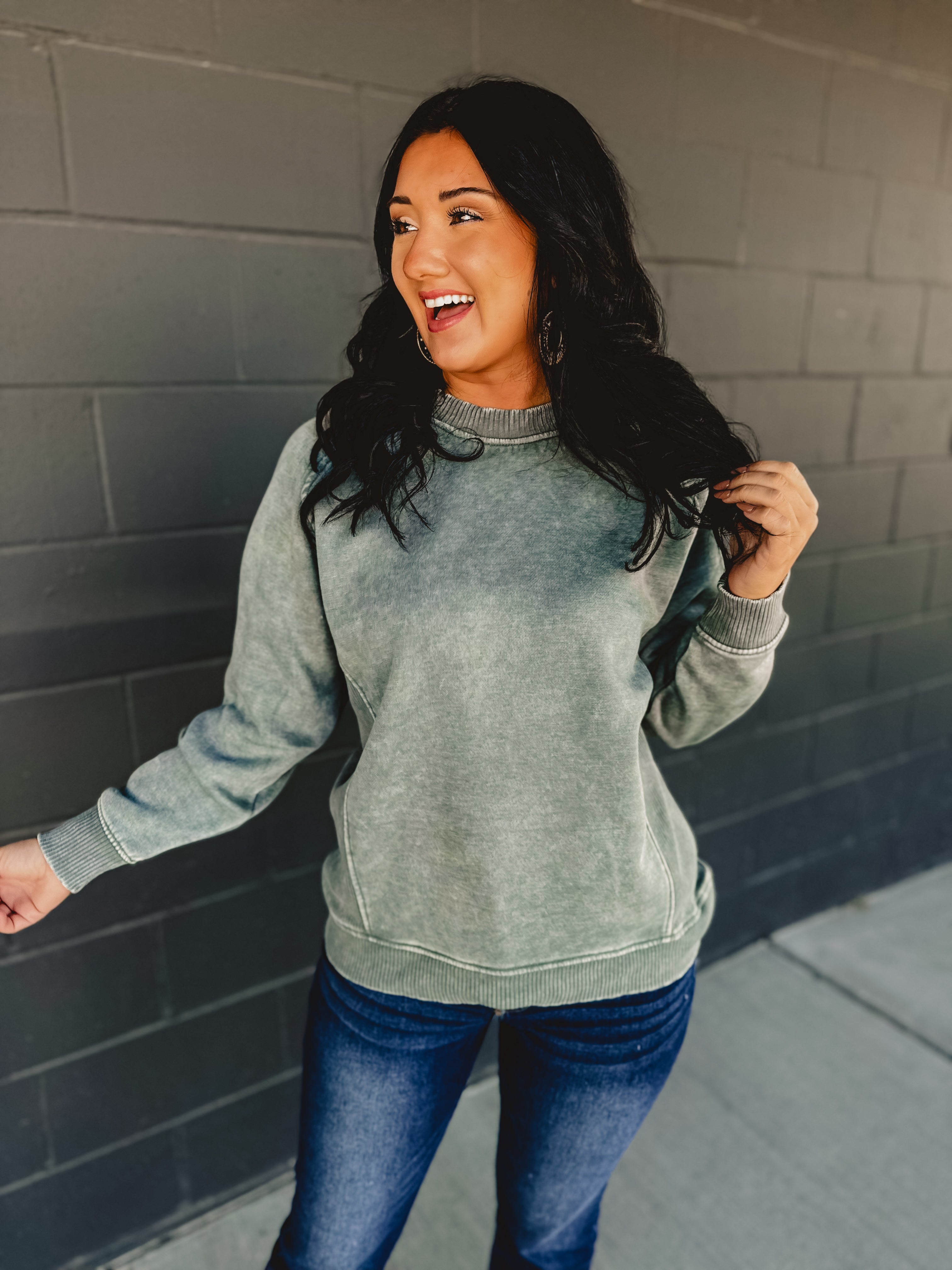 Acid washed long sleeve crew neckline sweatshirt in ash jade.