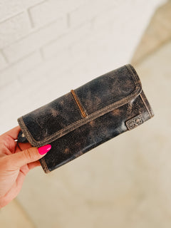 Bedstu Canton leather wallet with magnetic closure, zipper compartment, and card and cash storage in black lux.