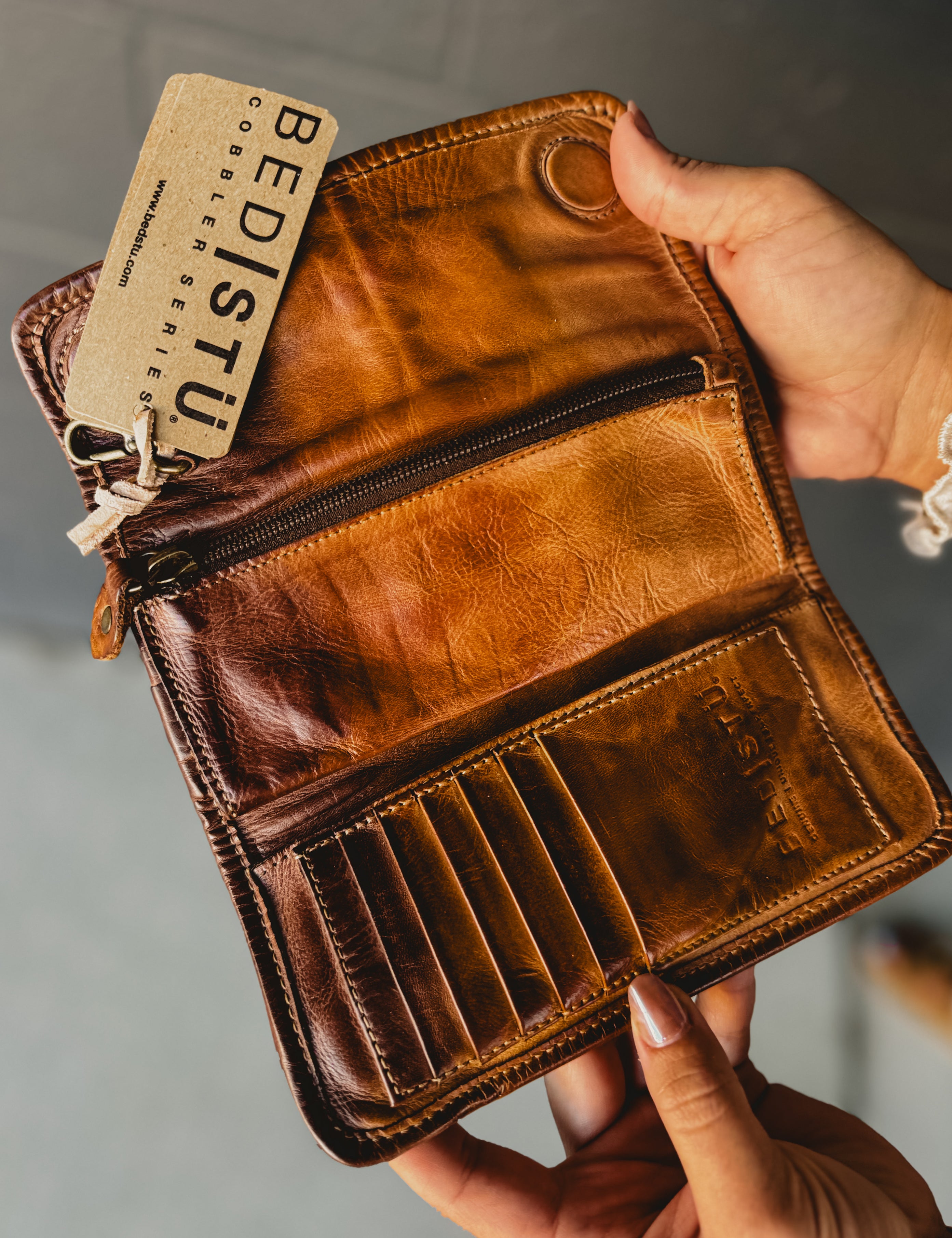 Bedstu wallet with card storage, magnet closure, and an inside compartment.