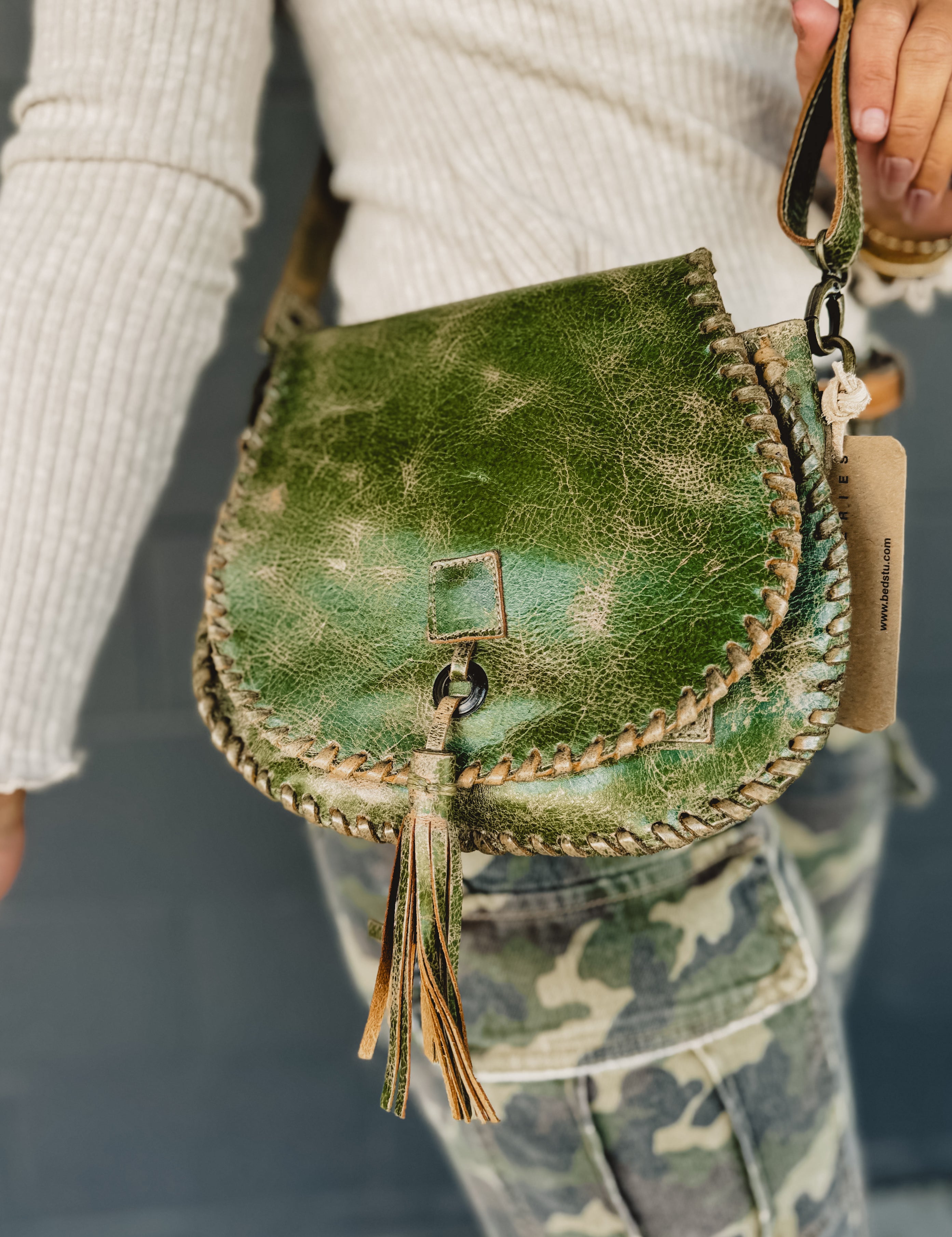 Bedstu brand genuine leather crossbody purse with magnet closure and built in compartments.