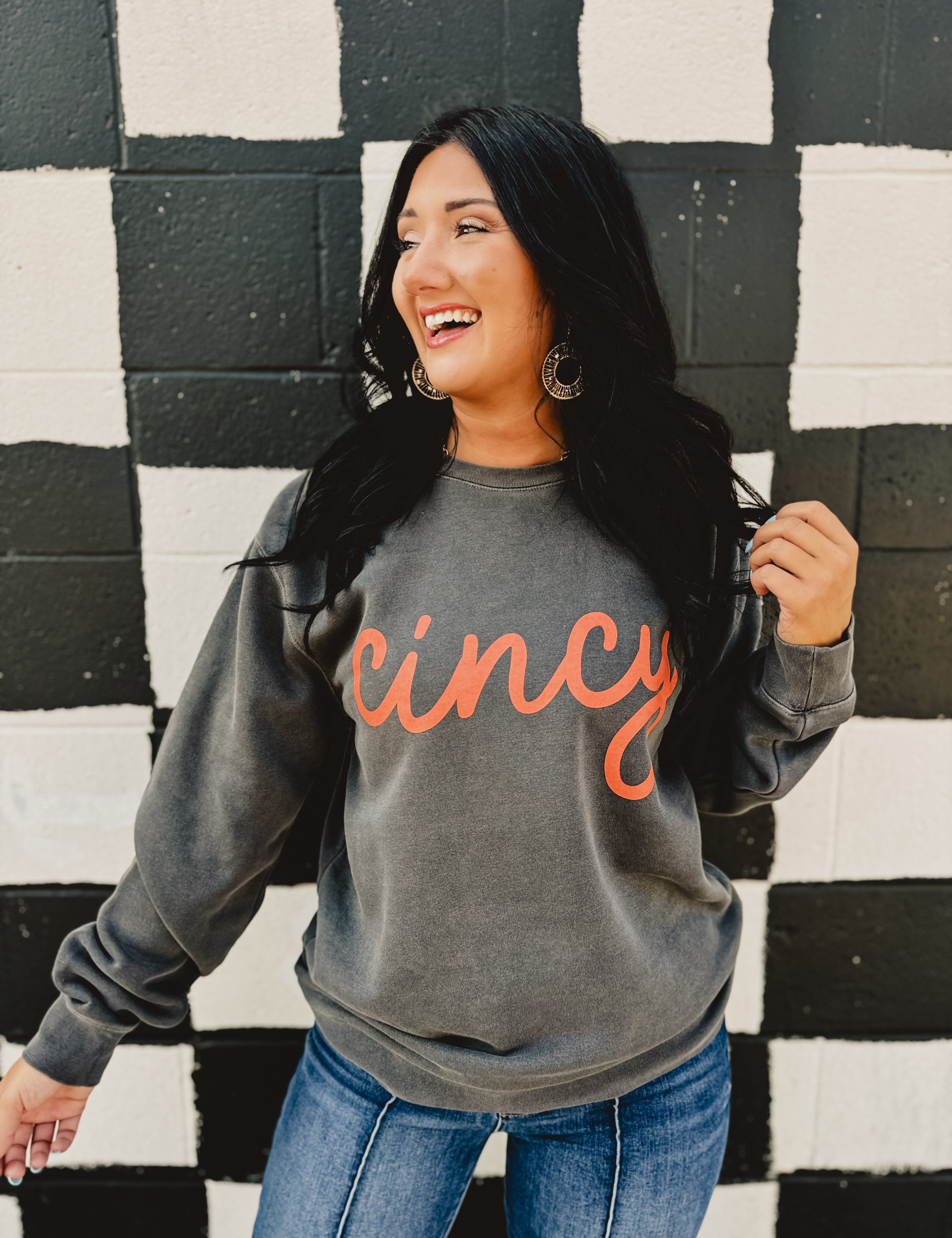 Long sleeve round neck "cincy" sweatshirt in Charcoal.