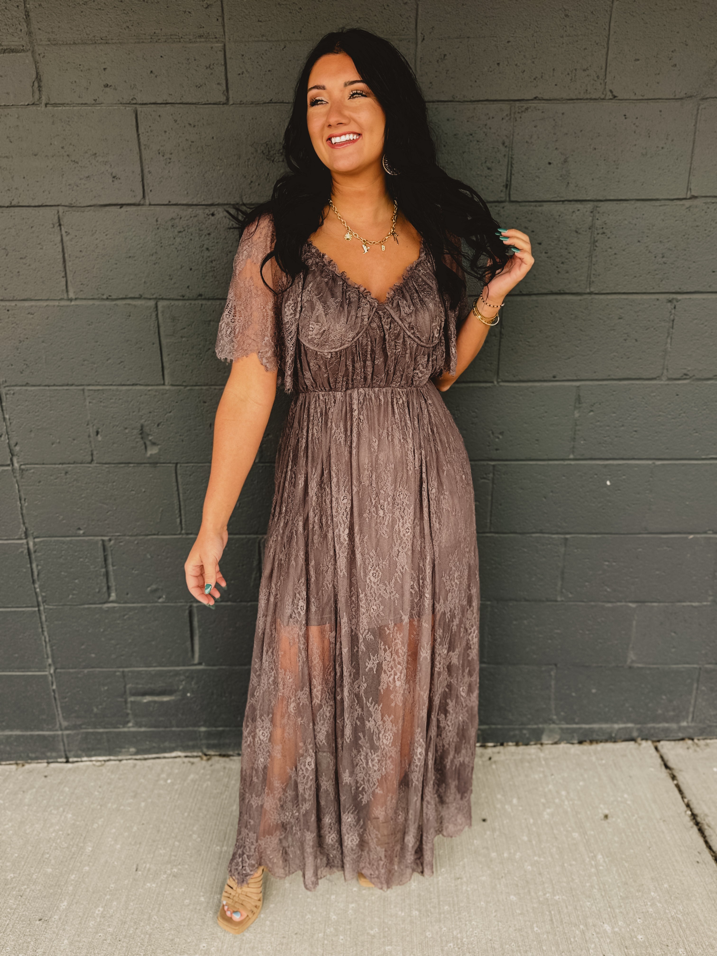 Floral lace maxi dress with short sleeves and a v-neckline in the color Midnight.