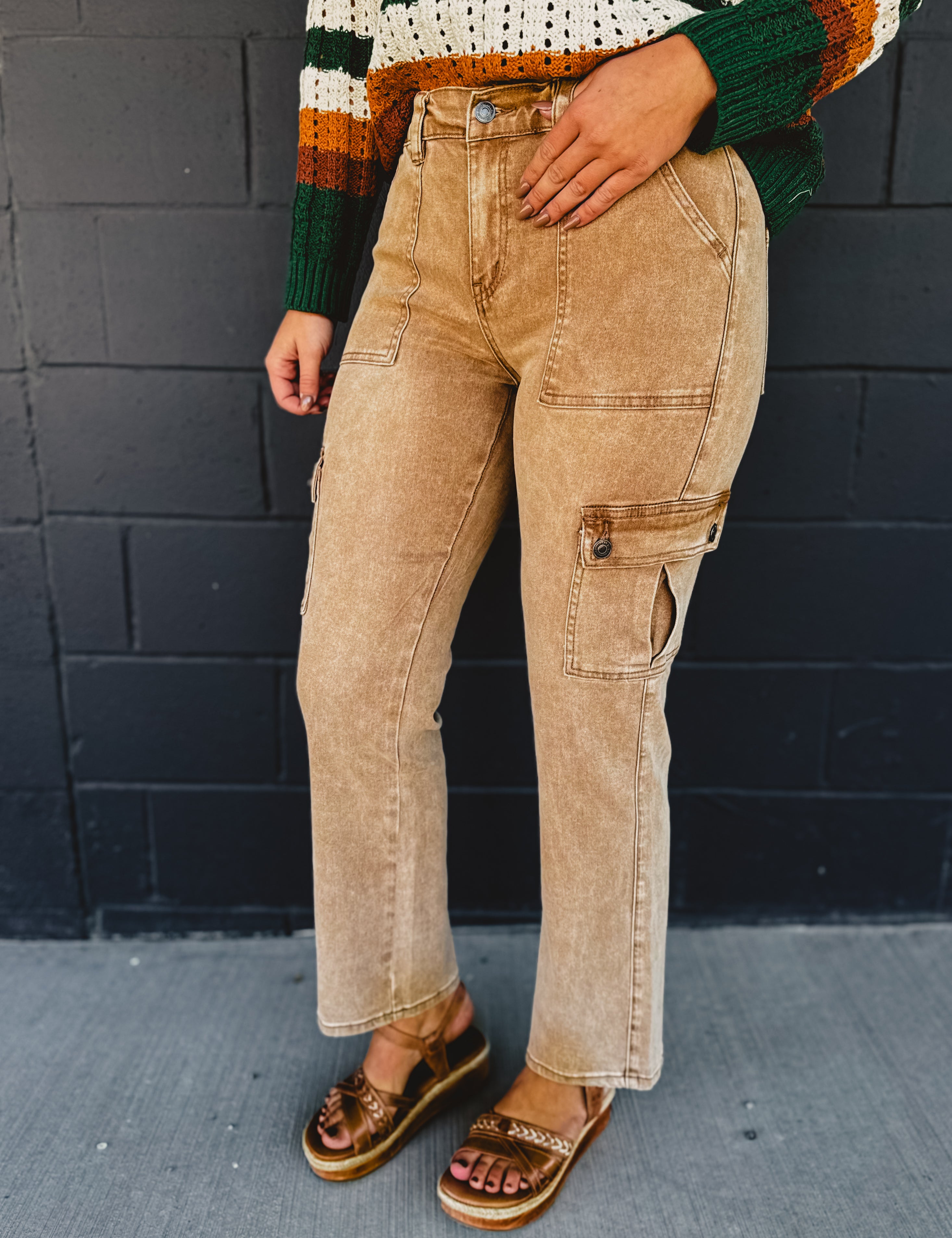 High waisted cargo straight leg jeans in the color Toffee.