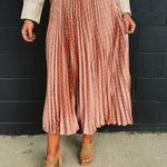 Pleated polka dot maxi skirt with an elastic waistband in the color cashmere pink.
