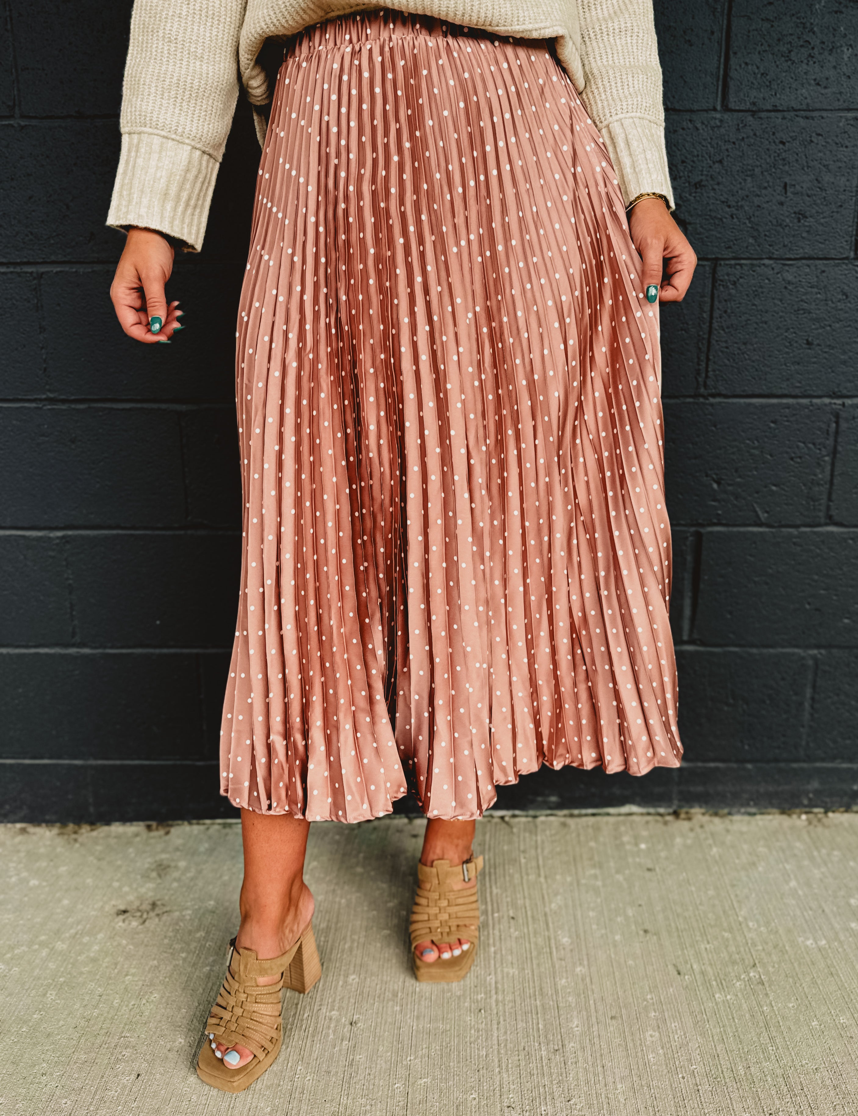 Pleated polka dot maxi skirt with an elastic waistband in the color cashmere pink.
