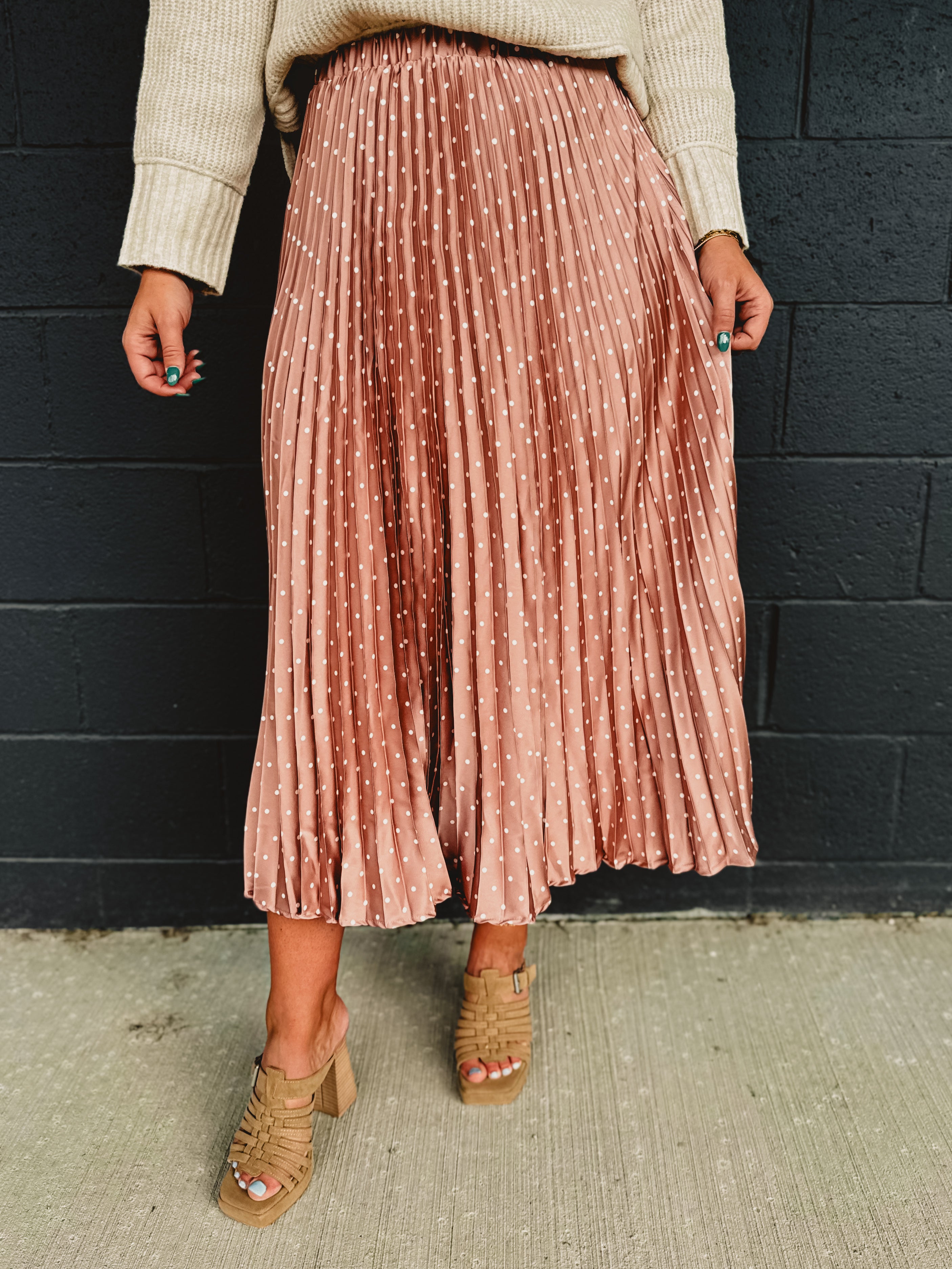 Pleated polka dot maxi skirt with an elastic waistband in the color cashmere pink.