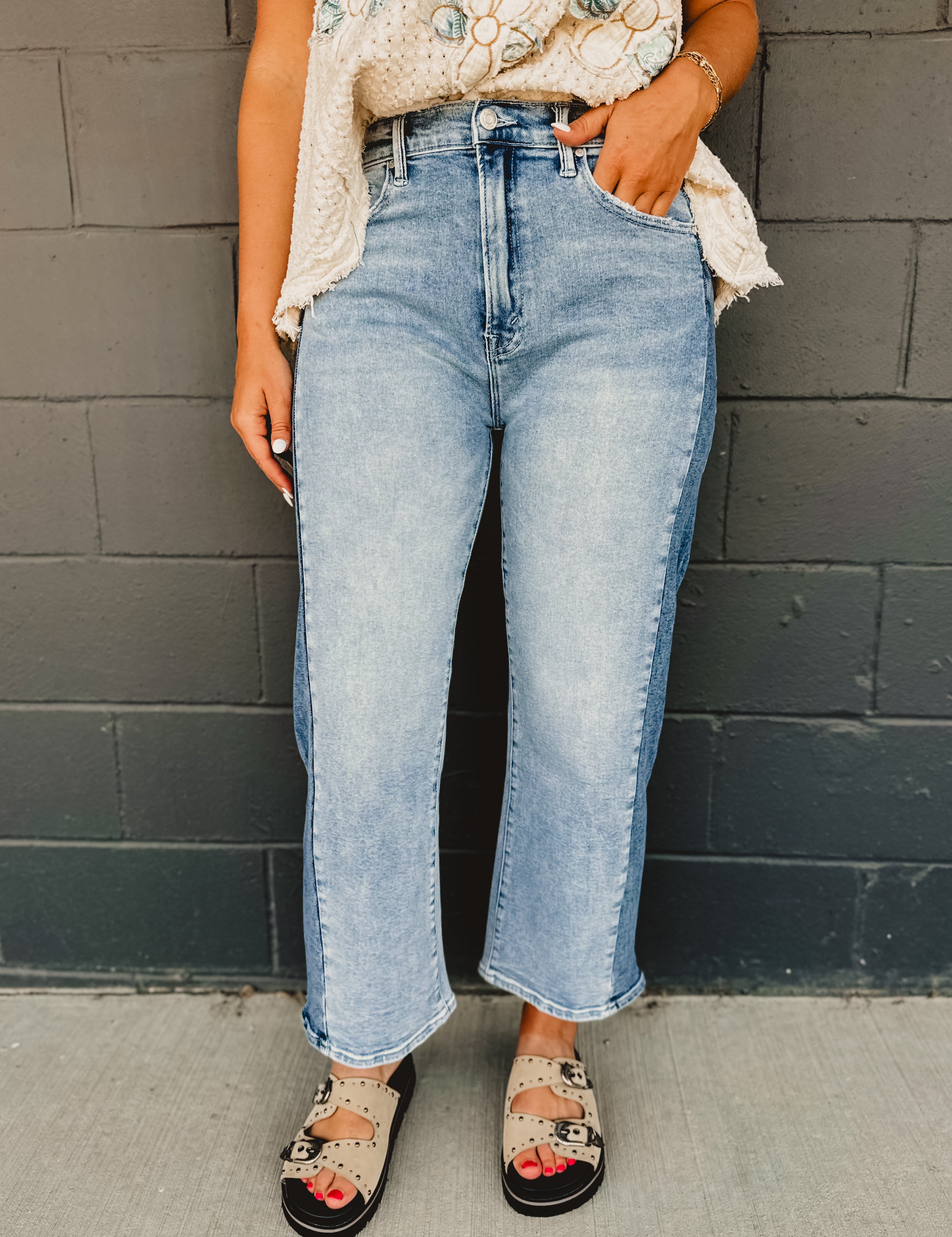 Two tone cropped carrel jeans with zip-up closure and stretch material.
